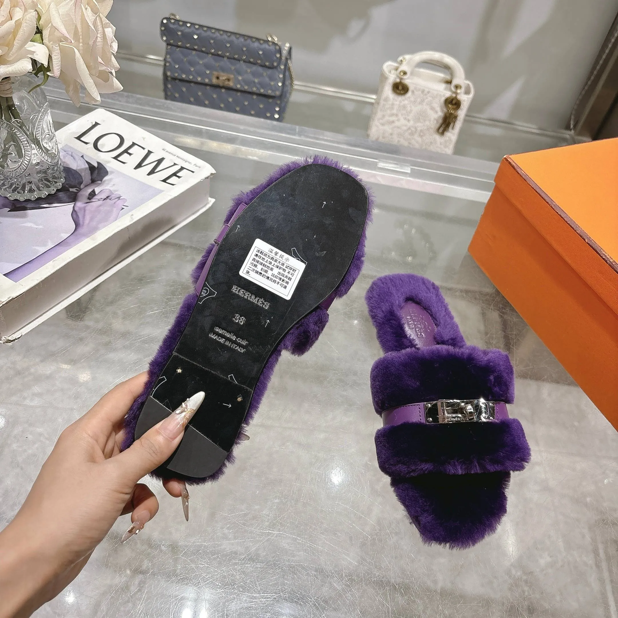 👟👟Ex-factory price 500👟👟 Purchasing agent level Hermes Hermès second uncle hair slippers are in stock all year round. 2025 new and new colors official website, Xiaohongshu synchronizes the latest color matching Hermès hot models are hot online, upgraded workmanship, high quality! Fashionable small wool H-trailers, autumn and winter style flat-soled wool mop, can be customized without standard, non-refundable and non-exchangeable. Fabric: Imported lamb's roll real wool. Lining: Imported lamb's roll real wool. Outsole: Genuine leather outsole. Size: 35-43, [Note: 41, 42, 43 customized]